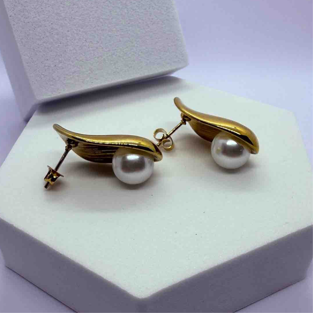 Pearl Stud Earrings: Elegant Minimalist Jewelry
