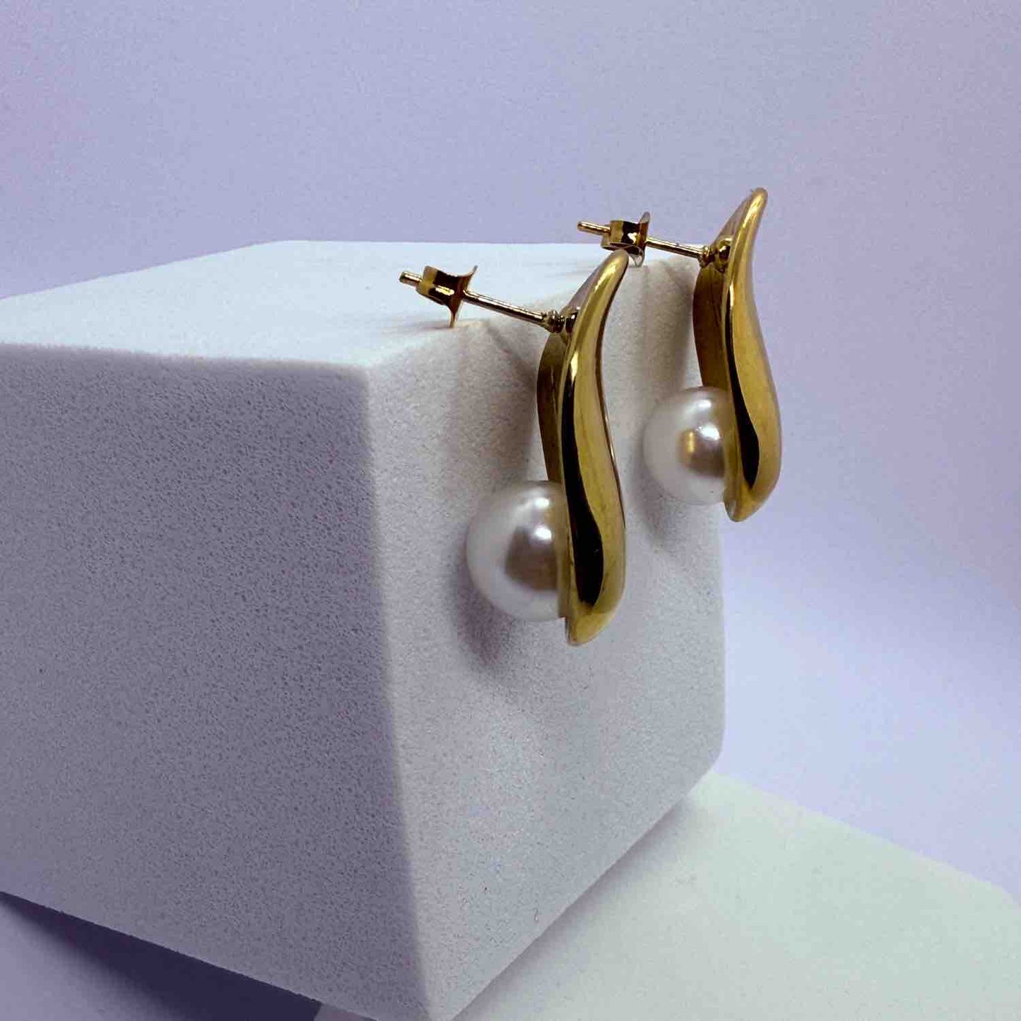 Pearl Stud Earrings: Elegant Minimalist Jewelry