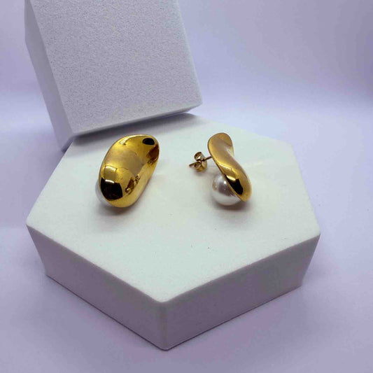 Pearl Stud Earrings: Elegant Minimalist Jewelry